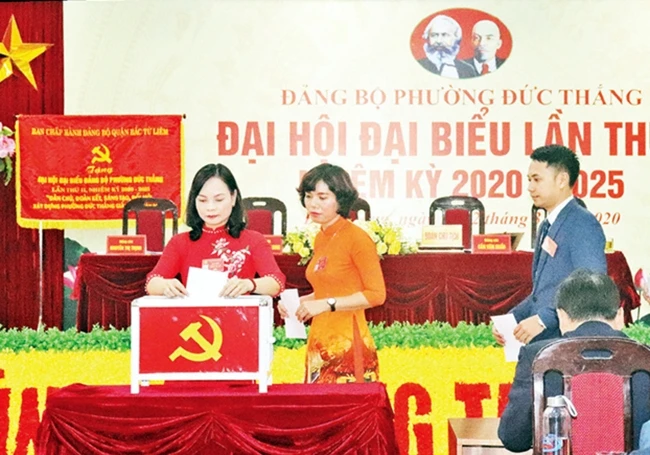 Các đại biểu bỏ phiếu bầu Ban Chấp hành Đảng bộ phường Đức Thắng (quận Bắc Từ Liêm) nhiệm kỳ 2020-2025.