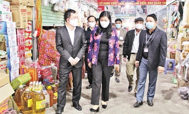 Đoàn công tác của Ủy ban MTTQ thành phố Hà Nội kiểm tra công tác phòng, chống dịch bệnh tại chợ Ngọc Lâm (quận Long Biên).