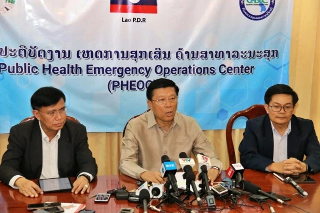 Thứ trưởng Y tế Lào, TS Phouthone Muongpak (giữa) thông báo Lào đã có bệnh nhân Covid-19.