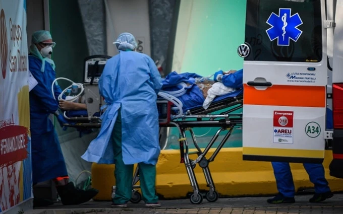 Người bệnh Covid-19 được chuyển tới Bệnh viện San Raffaele tại Milan, Italy. (Ảnh: AP)