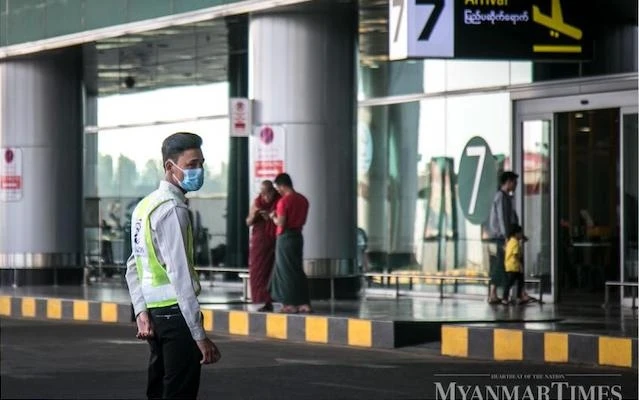 Một nhân viên sân bay tại Sân bay quốc tế Yangon, Myanmar. (Ảnh: Myanmar Times)