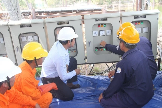 Lãnh đạo EVNSPC kiểm tra tình hình cấp điện vận hành trạm bơm nước chống hạn tại huyện Châu Thành, Tiền Giang.