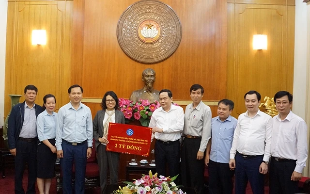 Bảo hiểm xã hội Việt Nam ủng hộ hai tỷ đồng phòng, chống dịch Covid-19