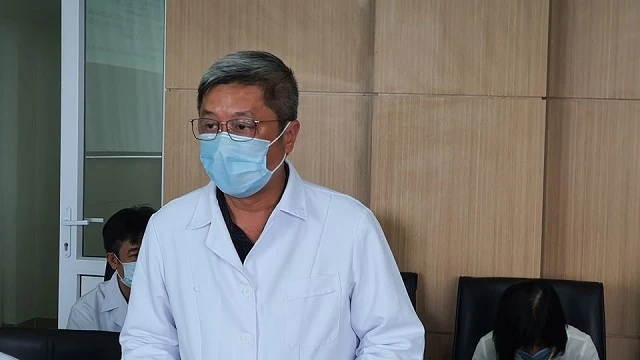 Thứ trưởng Y tế Nguyễn Trường Sơn tại buổi làm việc với BV Bệnh Nhiệt đới Trung ương. 