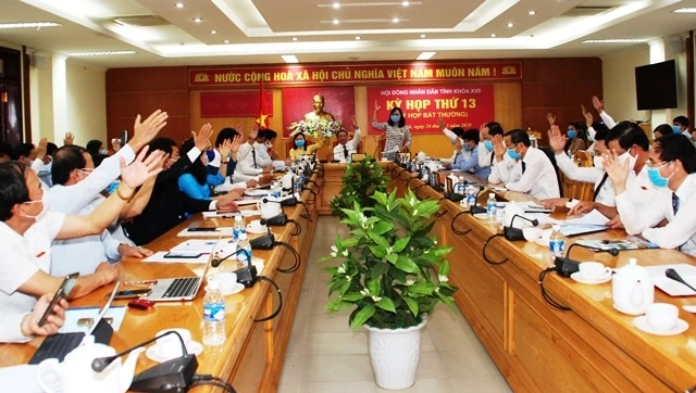 Các đại biểu HĐND tỉnh Hà Tĩnh khóa XVII biểu quyết thông qua Nghị quyết.