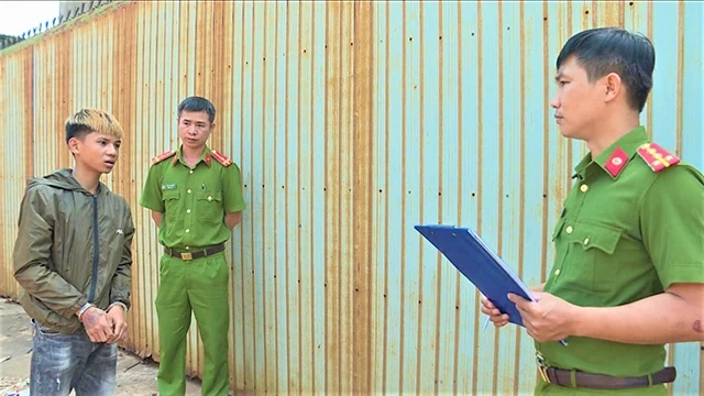 Công an huyện Cư M’gar, tỉnh Đắk Lắk tạm giữ hình sự đối tượng Lê Công Tuấn về tội cướp tài sản.