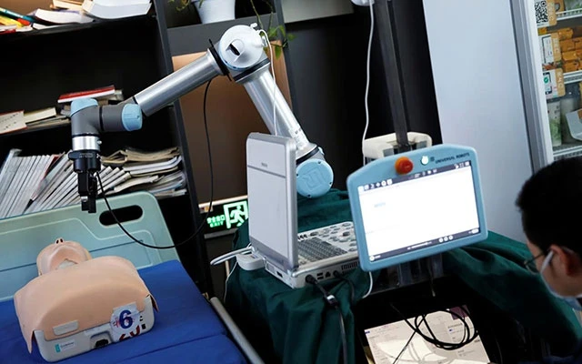 Cánh tay di động của robot có thể thực hiện một loạt các nhiệm vụ một cách tự động như kiểm tra siêu âm và lấy dịch họng bằng bông gạc.