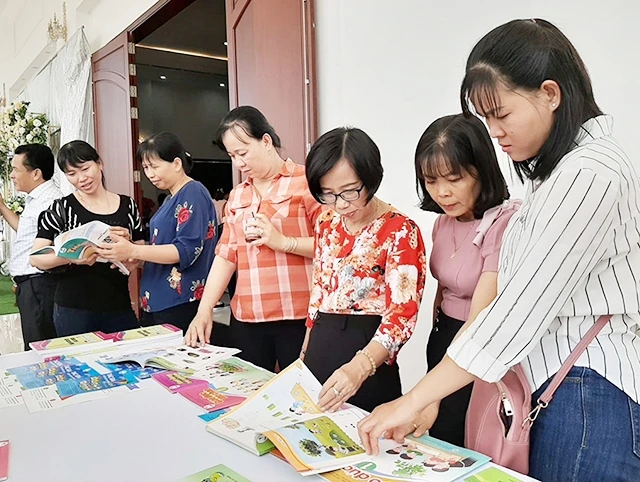 Sở Giáo dục và Đào tạo tỉnh Long An phối hợp một số nhà xuất bản tổ chức giới thiệu sách giáo khoa lớp 1 theo chương trình giáo dục phổ thông mới với bộ sách "Cánh diều". Ảnh: NGỌC THẠCH