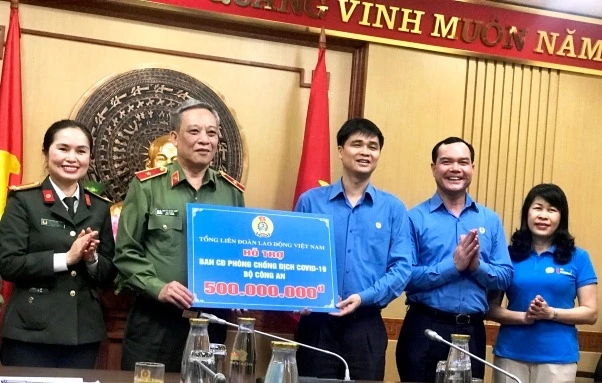 Tổng LĐLĐ Việt Nam trao tặng Ban Chỉ đạo phòng, chống dịch Covid-19 Bộ Công an 500 triệu đồng.