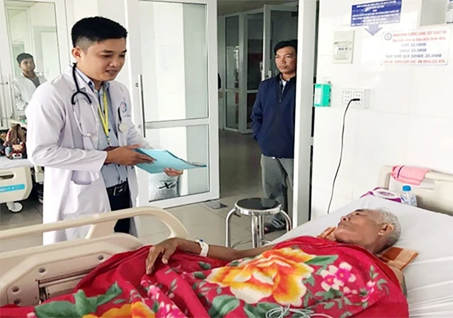 Sau ba ngày điều trị cụ ông Lê Văn Vinh đã nói chuyện, thở tốt và không bị di chứng gây liệt.