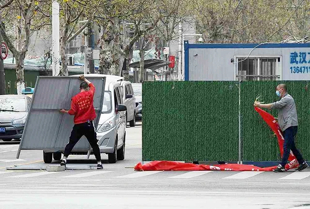 Các rào chắn được dỡ bỏ trên đường phố Vũ Hán, Trung Quốc. (Ảnh: Reuters)