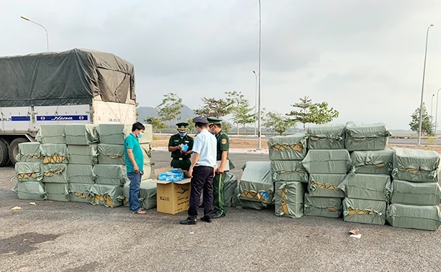 Lực lượng chức năng tỉnh An Giang thu giữ 164 nghìn khẩu trang trên xe ô-tô tải khi lái xe đang làm thủ tục để qua biên giới. Ảnh: CHIẾN KHU