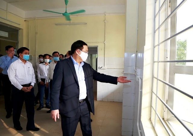 Bí thư Thành ủy Vương Đình Huệ và Chủ tịch UBND thành phố Nguyễn Đức Chung thăm, kiểm tra các hạng mục xây dựng tại công trình Bệnh viện dã chiến Mê Linh.