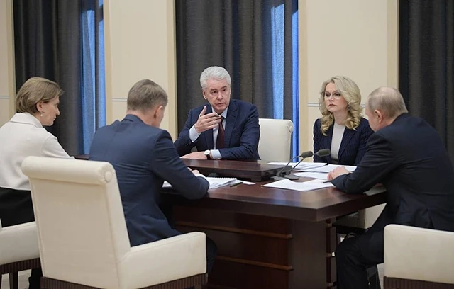 Thị trưởng Moscow S. Sobyanin (người ngồi trung tâm) họp với Tổng thống Nga V. Putin (Nguồn ảnh: TASS)