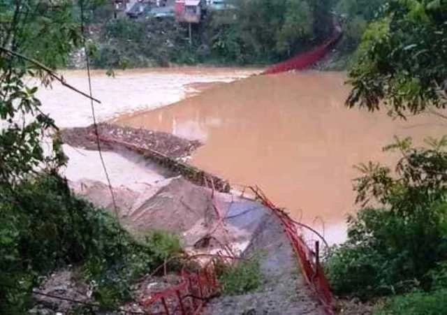 Cầu treo Bến Cóc ở huyện Bảo Yên (Lào Cai) bị sập đổ do lốc xoáy.