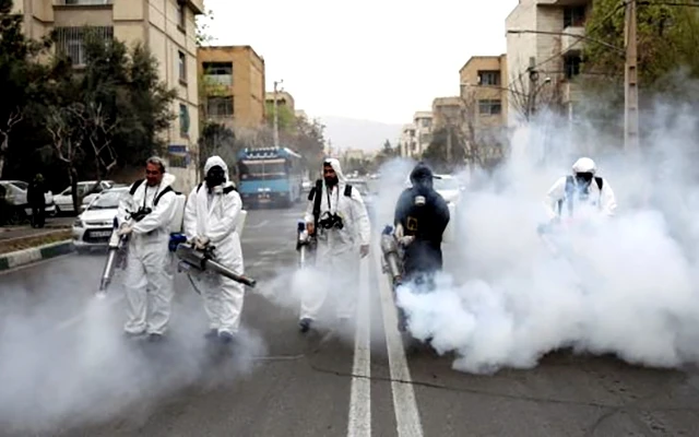  Iran tăng cường khử trùng đường phố phòng dịch Covid-19. Ảnh Reuters