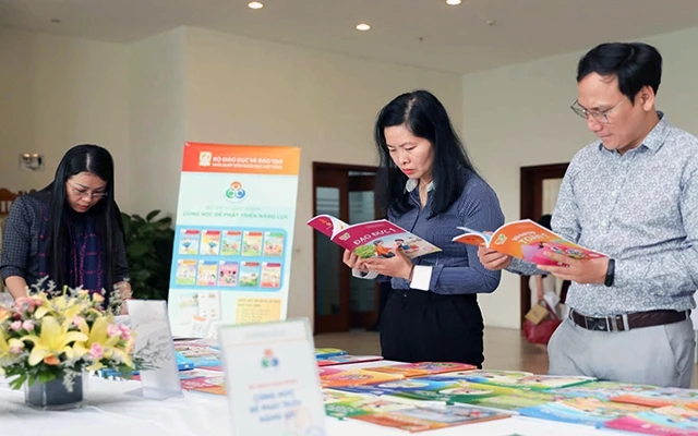  Các bản mẫu sách giáo khoa do Nhà xuất bản Giáo dục Việt Nam biên soạn. Ảnh: THANH TÙNG