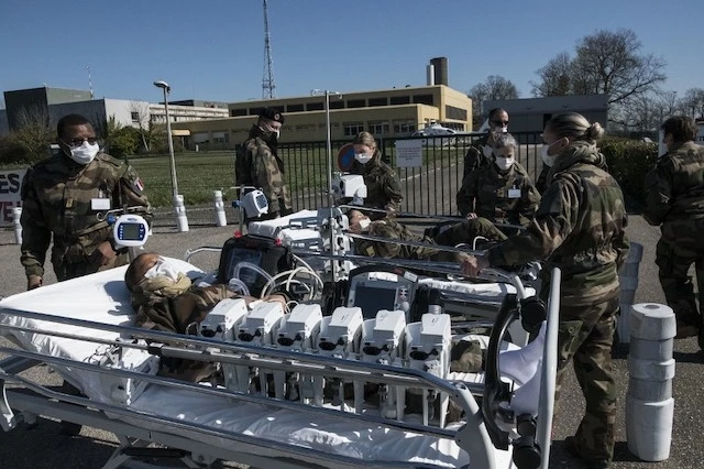 Quân đội Pháp được huy động tham gia hoạt động cứu chữa bệnh nhân Covid-19. (Ảnh: AFP)