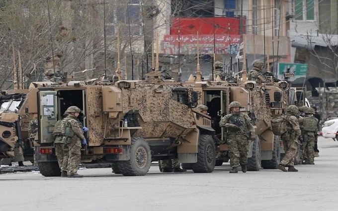 Binh sĩ NATO đang kiểm tra gần khu vực xảy ra vụ tấn công tại Kabul, ngày 25-3. (Ảnh: Reuters)