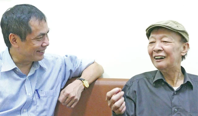 Nhà thơ Hữu Việt (trái) trò chuyện với nhà thơ Nguyễn Đức Mậu. Ảnh: NGUYỄN ĐÌNH TOÁN