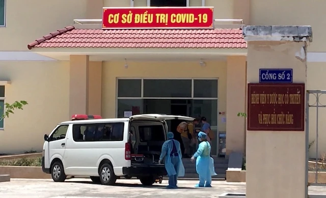 Ba du khách nghi nhiễm Covid-19 được cán bộ nhân viên y tế đưa vào cách ly tại cơ sở điều trị Covid-19, Bệnh viện YDHCT-PHCN tỉnh Bình Thuận.