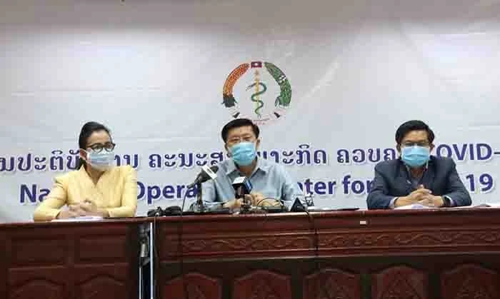 Thứ trưởng Y tế Lào Phouthone Muongpak (giữa) thông báo Lào có thêm một bệnh nhân nhiễm Covid-19, nâng tổng số ca nhiễm tại Lào lên ba trường hợp, chiều 25-3.