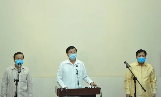 Thủ tướng Lào Thongloun Sisoulith (giữa) kêu gọi toàn dân Lào đồng lòng chống dịch bệnh Covid-19, ngày 25-3