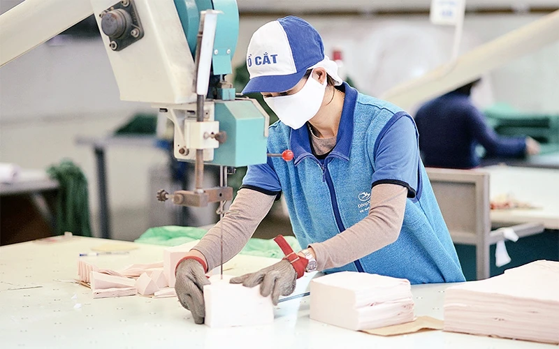 Sản xuất khẩu trang vải kháng khuẩn tại Công ty TNHH Dệt kim Ðông Xuân. Ảnh: HOÀNG LINH