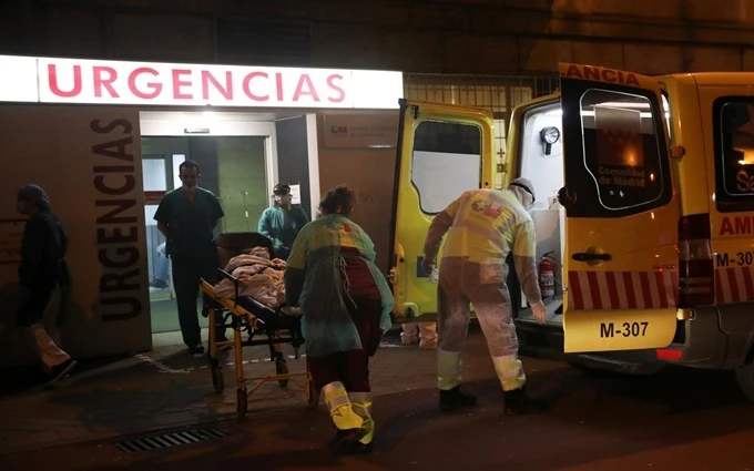 Xe cứu thương đưa người bệnh tới bệnh viện tại Madrid, Tây Ban Nha. (Ảnh: Reuters)
