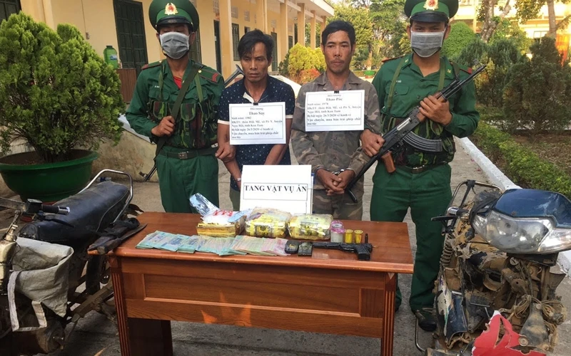 Các đối tượng bị bắt và tang vật. Ảnh: Bội đội biên phòng tỉnh Kon Tum cung cấp.