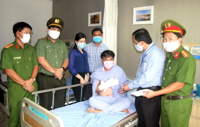 Đại diện UBND TP Biên Hòa và Công an TP Biên Hòa thăm hỏi, động viên anh Đáng tại bệnh viện.
