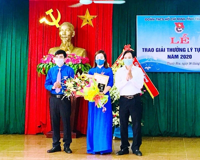 Lãnh đạo huyện Hà Trung, Tỉnh đoàn Thanh Hóa trao Bằng khen, giấy chứng nhận của Trung ương Đoàn cho đồng chí Vũ Thị Minh Tâm.