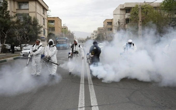 Lực lượng cứu hỏa khử trùng các đường phố trước dịp lễ năm mới của người Iran. (Ảnh: Reuters)