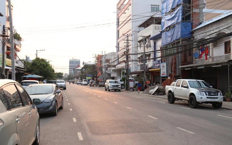 Một tuyến phố chính tại Thủ đô Vientiane vào giờ tan tầm chiều 26-3 thưa thớt người đi lại.