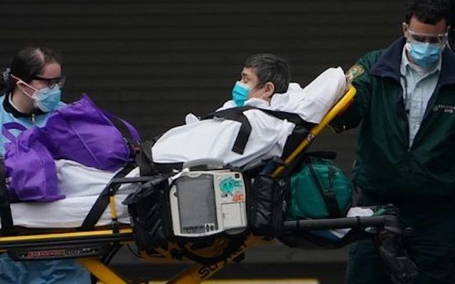 Các nhân viên y tế chuyển một bệnh nhân đến bệnh viện tại Manhattan, thành phố New York, Mỹ, ngày 25-3-2020. (Ảnh: Reuters)