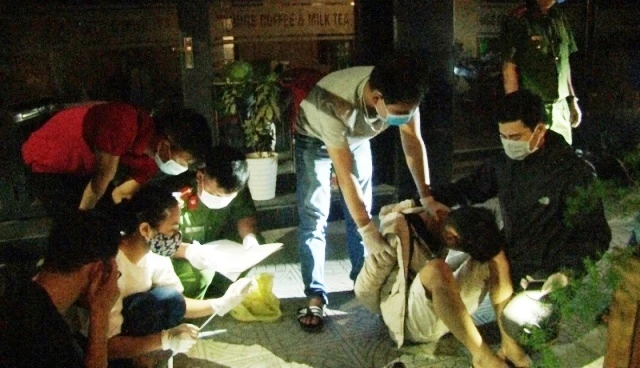 Lực lượng Cảnh sát điều tra tội phạm về ma túy bắt quả tang Trần Văn Sang tàng trữ lượng lớn ma túy.