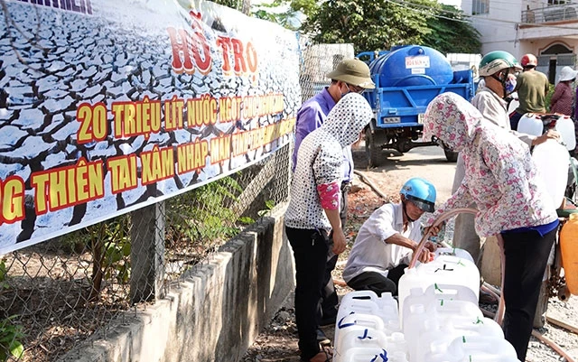 Đơn vị tài trợ cung ứng nước cho người dân huyện Châu Thành, tỉnh Bến Tre sử dụng miễn phí trong mùa hạn, mặn.
