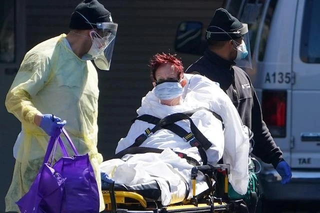 Một bệnh nhân được chuyển lên xe cứu thương tại Manhattan, thành phố New York, Mỹ, ngày 26-3-2020. (Ảnh: Reuters)