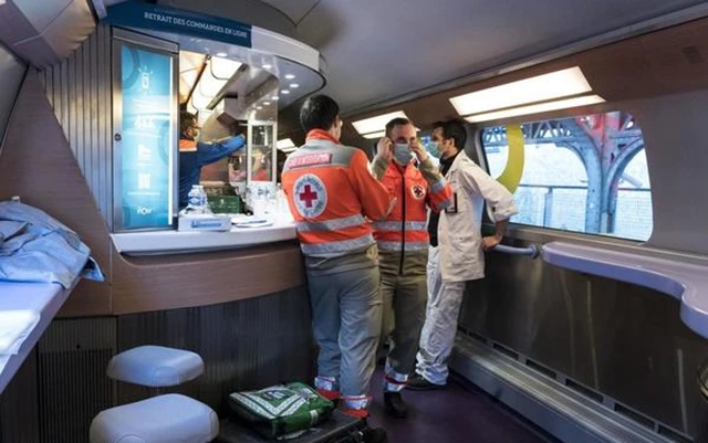 Pháp huy động tàu cao tốc TGV để chở bệnh nhân Covid-19 tới các bệnh viện còn trống phòng điều trị đặc biệt. Ảnh: Bộ Nội vụ Pháp - AFP. 