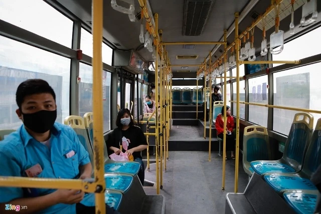 Hầu hết các tuyến xe buýt của Hà Nội đều rất vắng khách.