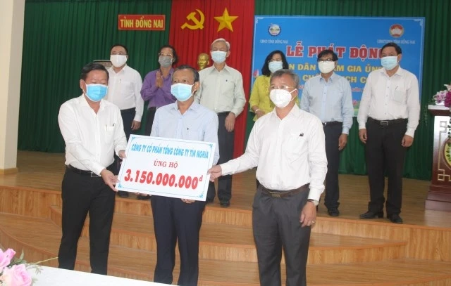 Lãnh đạo UBND và Ủy ban MTTQ Việt Nam tỉnh Đồng Nai tiếp nhận số tiền ủng hộ.