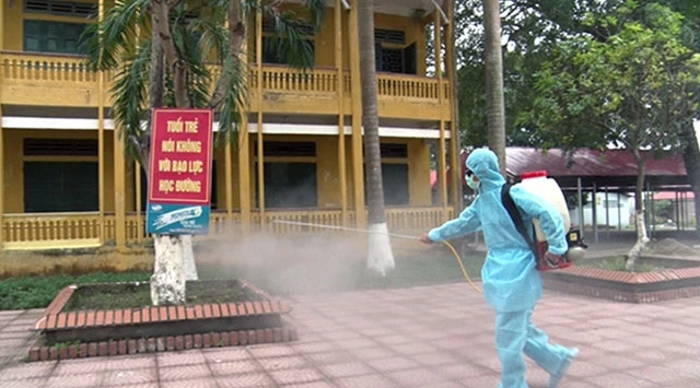 Phun thuốc khử trùng tại các trường trên địa bàn huyện Tam Đảo khi học sinh nghỉ học.