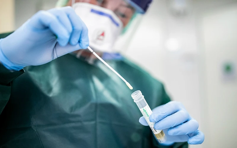 Xét nghiệm virus ở Bệnh viên đại học Essen, một trong những bệnh viện hàng đầu tại Đức: Ảnh: DPA