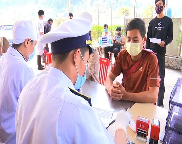 Lực lượng chức năng ở Cửa khẩu quốc tế La Lay giúp dân làm thủ tục khai báo y tế.