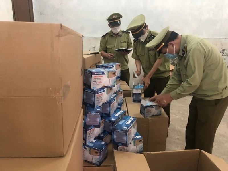 Lực lượng QLTT Quảng Ninh tạm giữ 1.500 hộp khẩu trang vi phạm về hóa đơn, chứng từ.