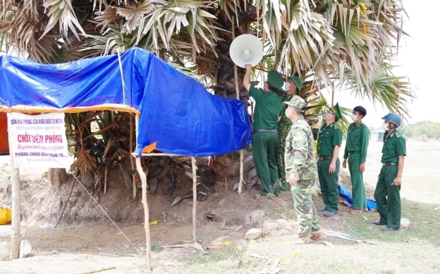 Bộ đôi Biên phòng Kiên Giang mắc loa tuyên truyền về phòng chống dịch Covid-19 tại một chốt trên tuyến biên giới.