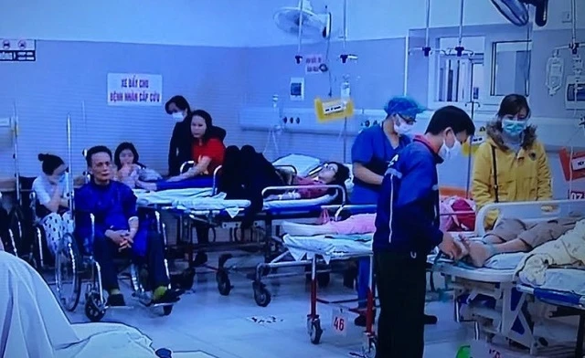 Các bác sĩ Bệnh viện Bạch Mai cách ly tại bệnh viện và điều trị cho bệnh nhân nội trú.