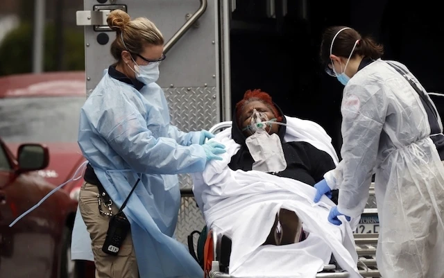 Các kỹ thuật viên y tế khẩn cấp chuyển một bệnh nhân lên xe cứu thương, tại thành phố New York, Mỹ, ngày 28-3-2020. (Ảnh: Reuters)