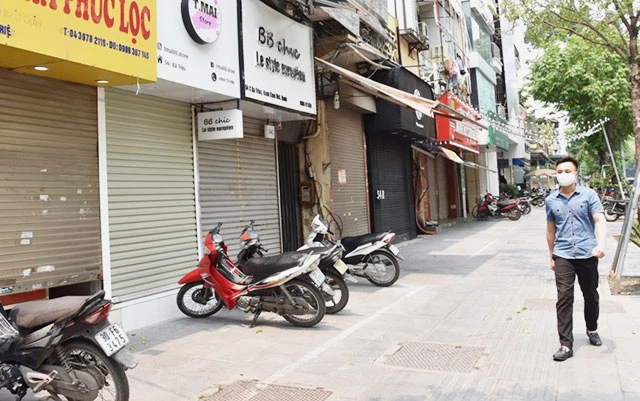Nhiều cửa hàng kinh doanh tại Hà Nội đóng cửa do tác động của dịch Covid-19.
