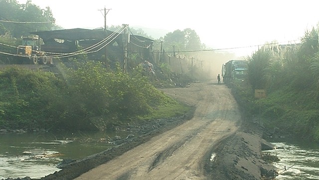 Cơ sở chế biến than ngay tại cầu tràn qua sông Chu khu vực mỏ Phấn Mễ gây ô nhiễm môi trường.